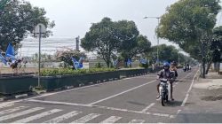 Jelang OKK, Plt Ketua PWI Kab. Bandung Pasang Bendera di Sepanjang Jalan Protokol