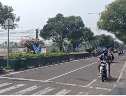 Jelang OKK, Plt Ketua PWI Kab. Bandung Pasang Bendera di Sepanjang Jalan Protokol