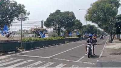Jelang OKK, Plt Ketua PWI Kab. Bandung Pasang Bendera di Sepanjang Jalan Protokol