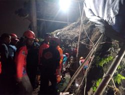 Tanah Longsor di Cimahi, Dua Pekerja Tertimbun, Kerugian Capai Puluhan Juta Rupiah