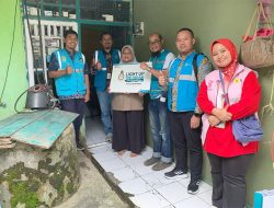PLN UP3 Majalaya Terangi Rumah Warga Kurang Mampu Lewat Program LUTD