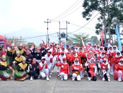 Ribuan Warga Mekarbakti Tumpah Ruah di Jalan Sehat SEHATI HUT RI ke-80